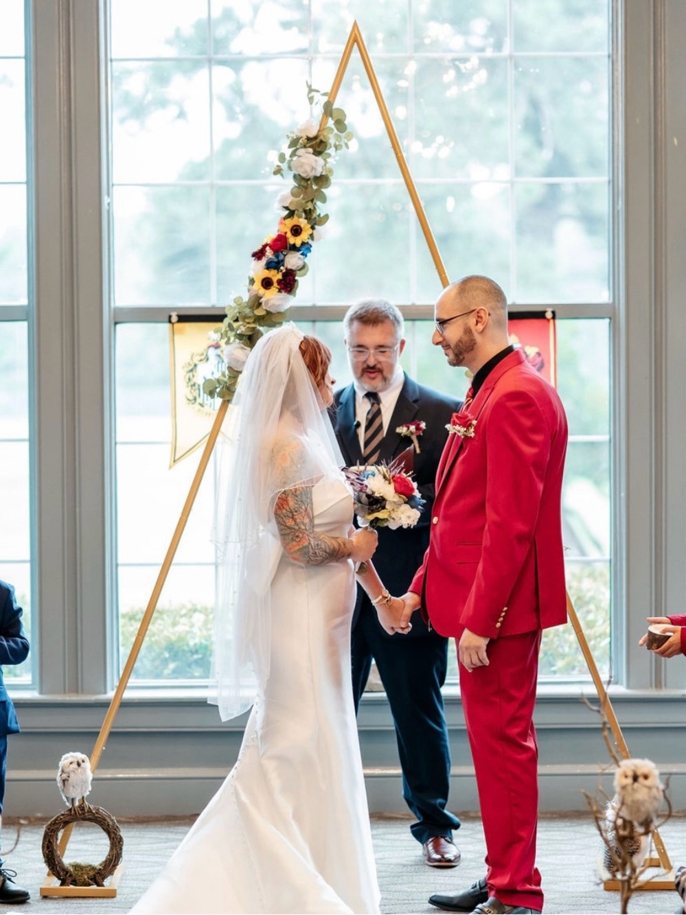 The golden archway behind the bride and groom! (Minus the flowers)